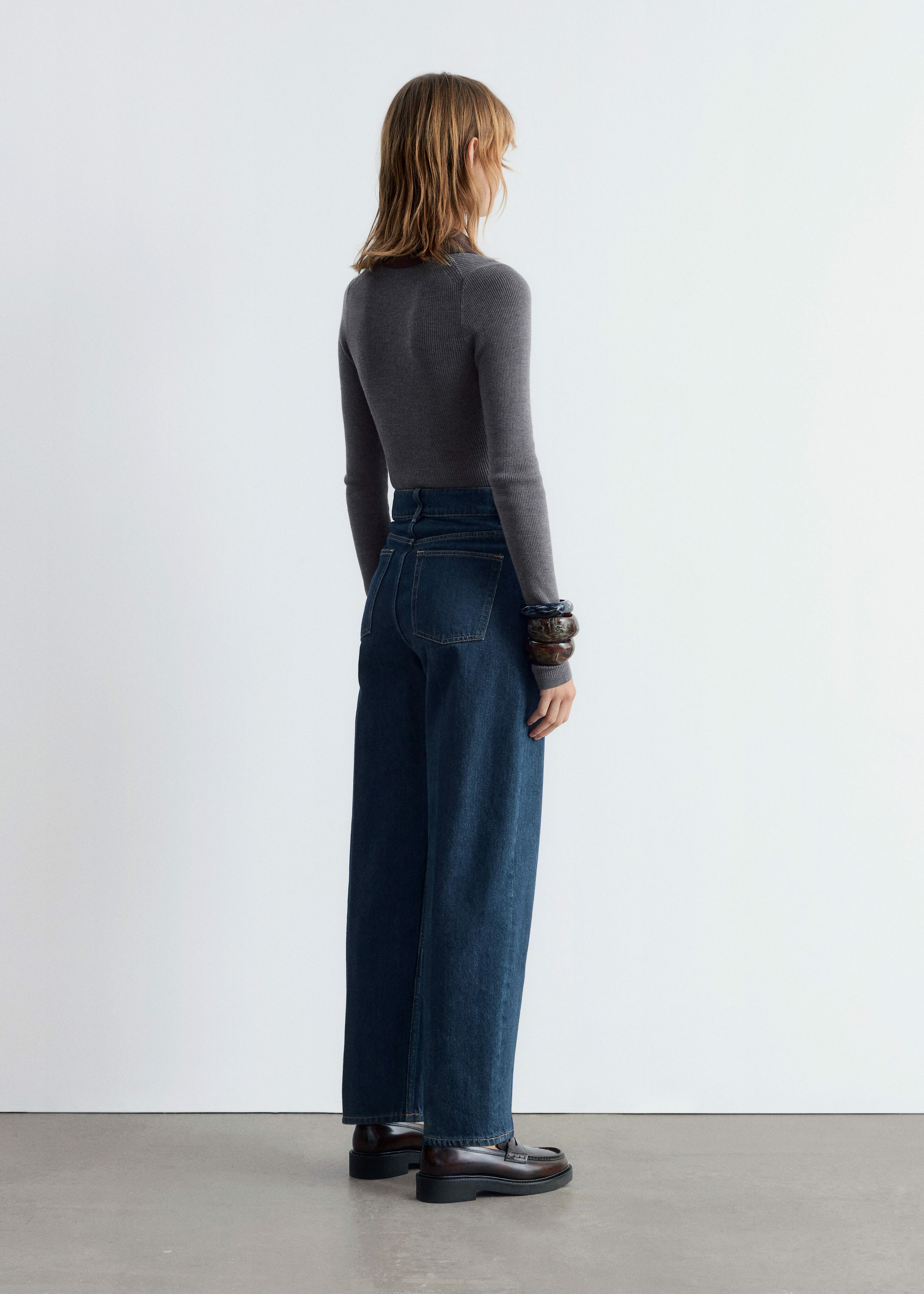 앤아더스토리즈 테이퍼드 진의 미디엄 블루컬러 ECOMLook입니다.