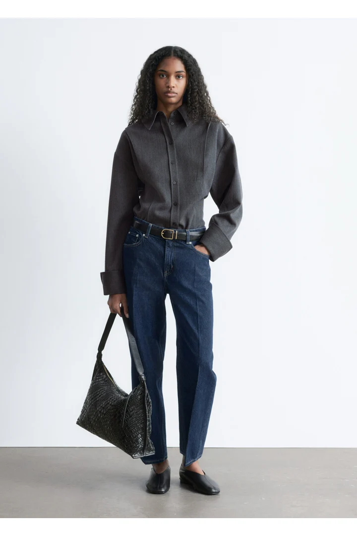 앤아더스토리즈 테이퍼드 진의 미디엄 블루컬러 ECOMLook입니다.