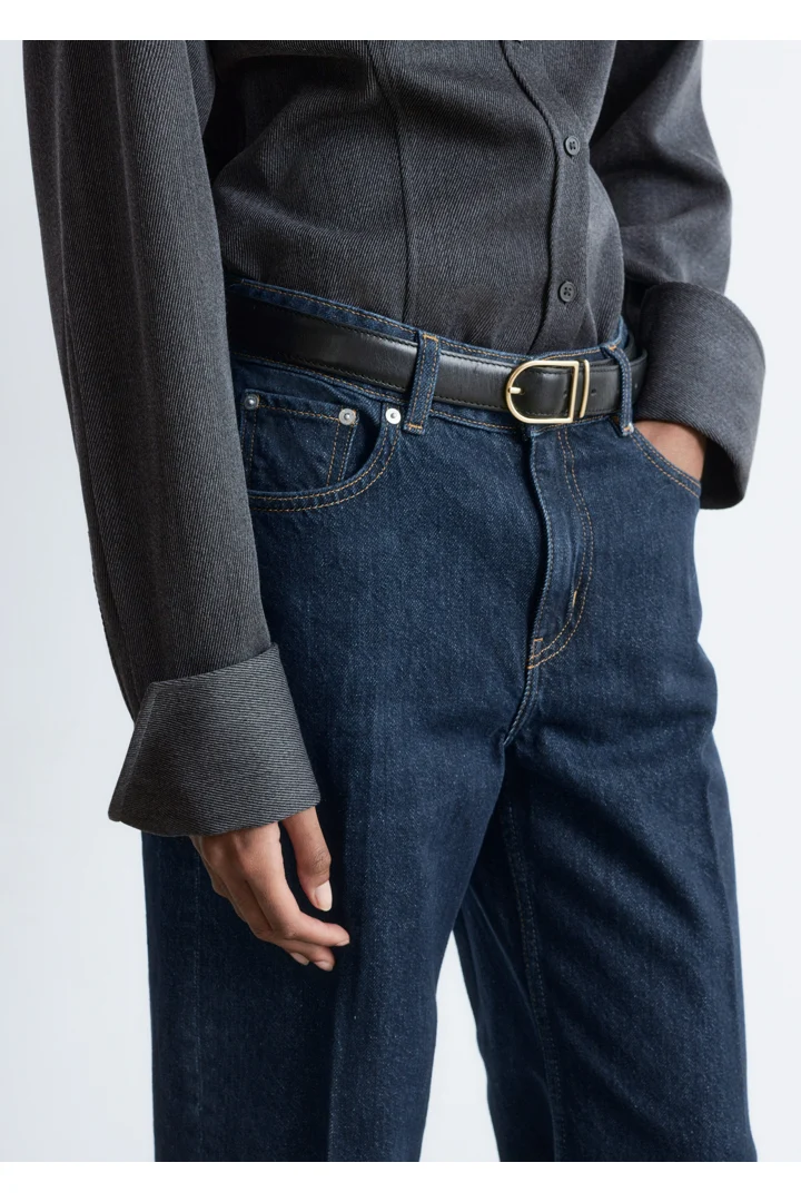 앤아더스토리즈 테이퍼드 진의 미디엄 블루컬러 ECOMLook입니다.