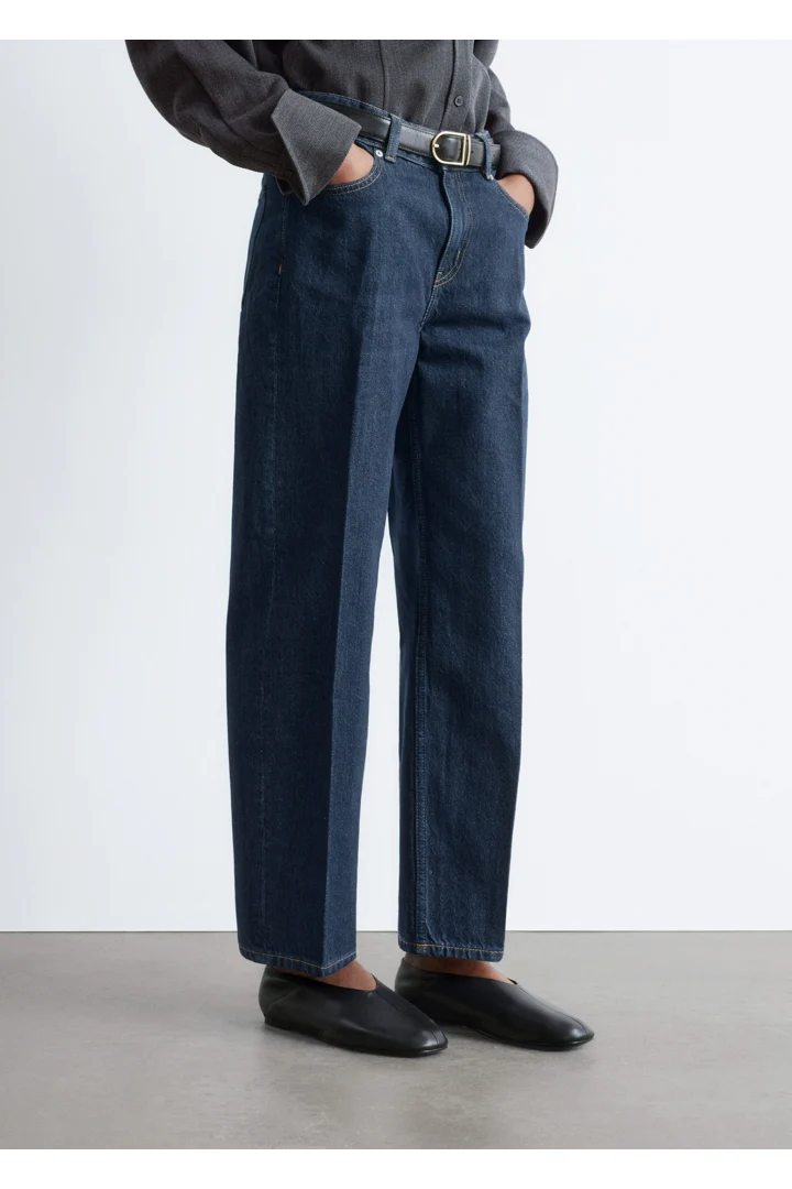 앤아더스토리즈 테이퍼드 진의 미디엄 블루컬러 ECOMLook입니다.