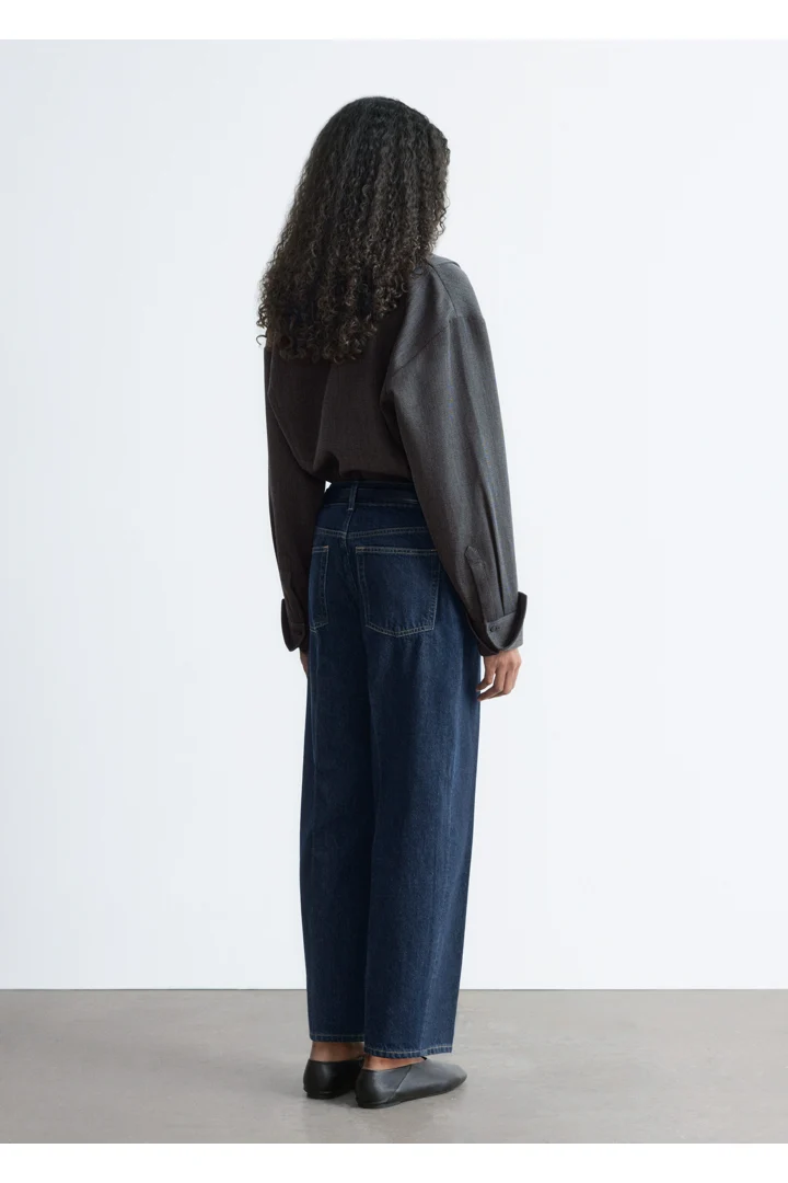 앤아더스토리즈 테이퍼드 진의 미디엄 블루컬러 ECOMLook입니다.