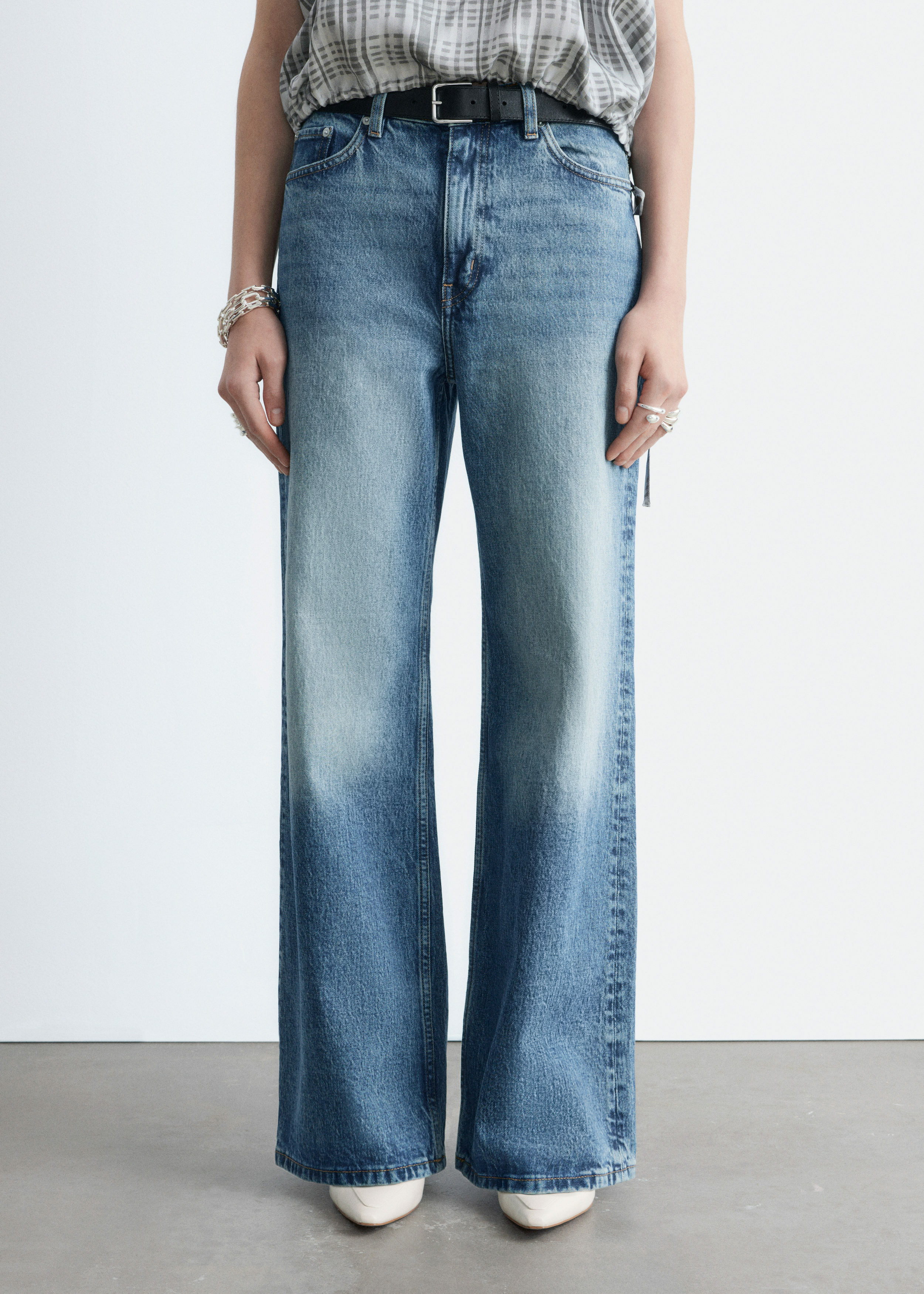 앤아더스토리즈 와이드 레그 진의 블루컬러 ECOMLook입니다.