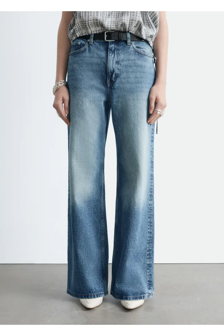 앤아더스토리즈 와이드 레그 진의 블루컬러 ECOMLook입니다.