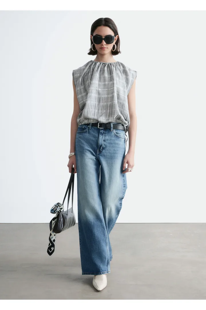 앤아더스토리즈 와이드 레그 진의 블루컬러 ECOMLook입니다.