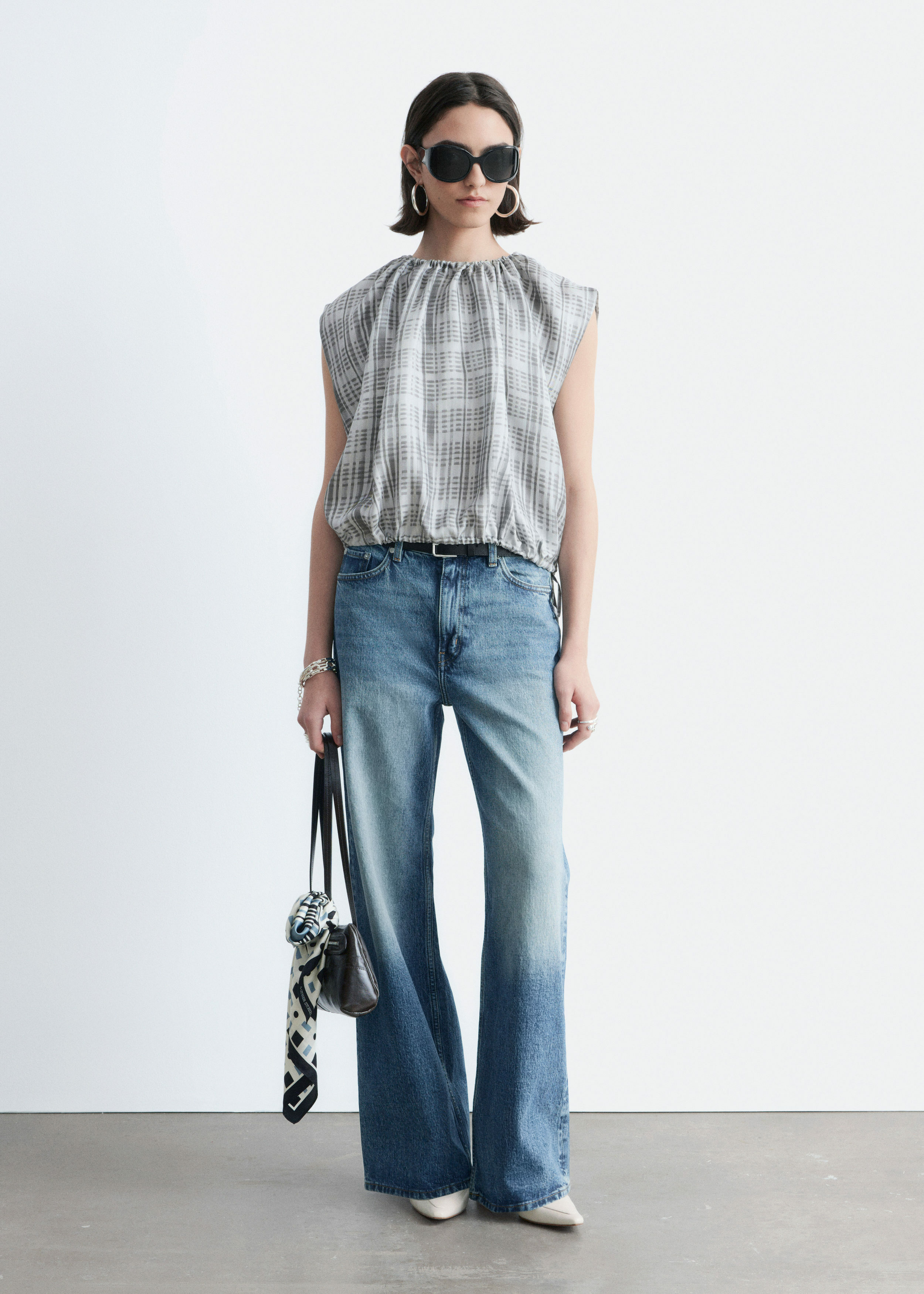 앤아더스토리즈 와이드 레그 진의 블루컬러 ECOMLook입니다.