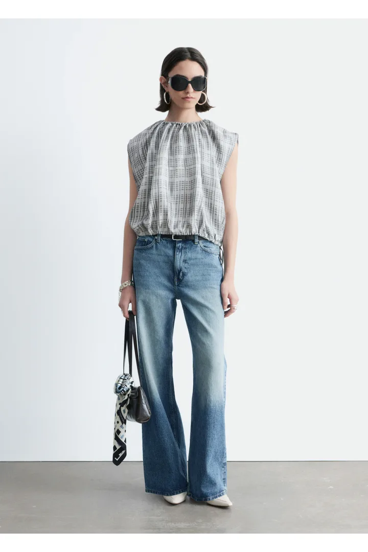 앤아더스토리즈 와이드 레그 진의 블루컬러 ECOMLook입니다.