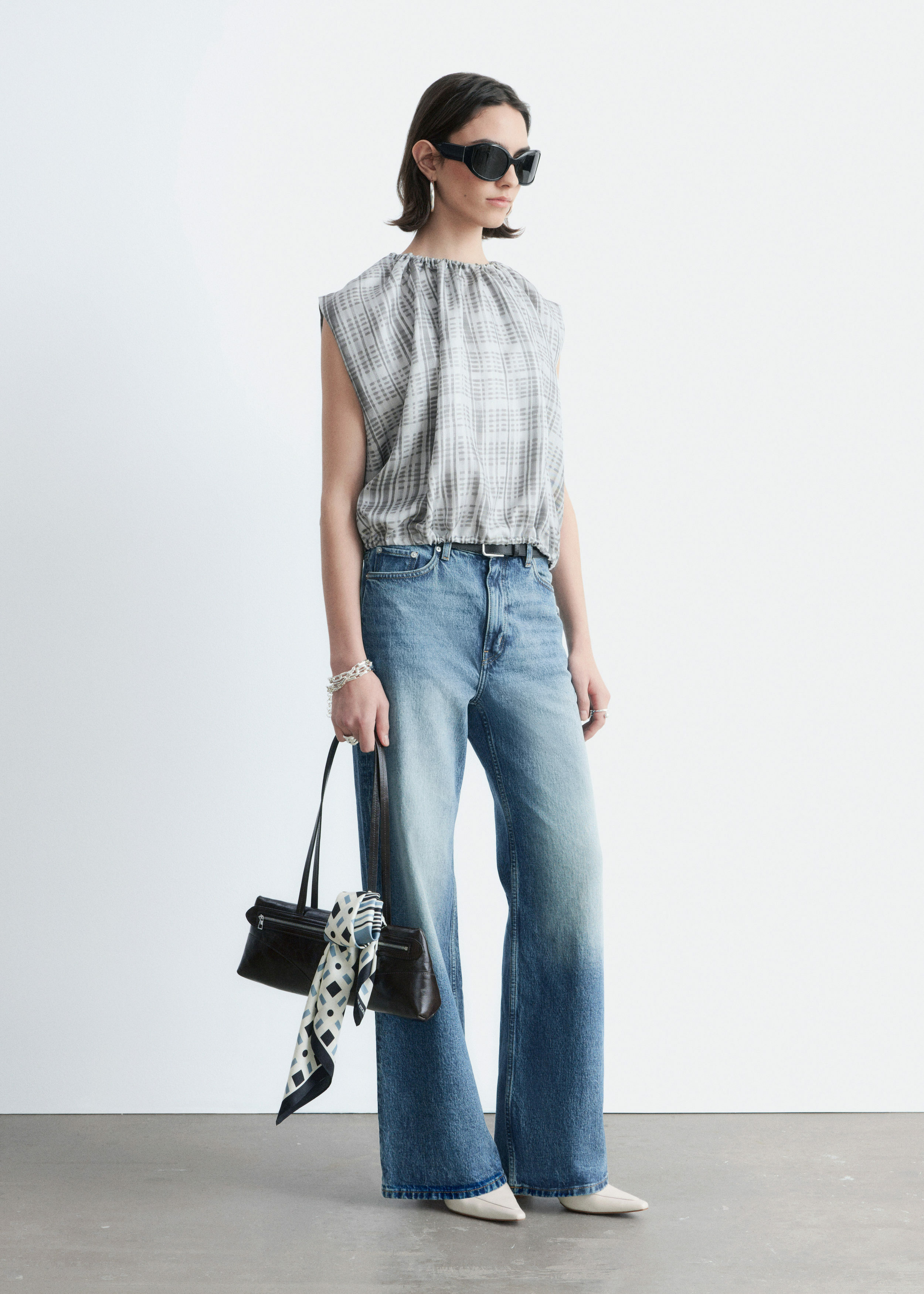 앤아더스토리즈 와이드 레그 진의 블루컬러 ECOMLook입니다.