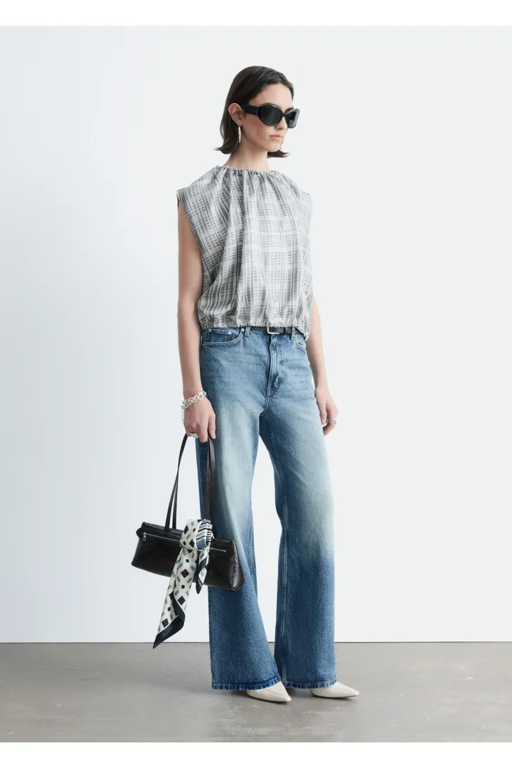 앤아더스토리즈 와이드 레그 진의 블루컬러 ECOMLook입니다.