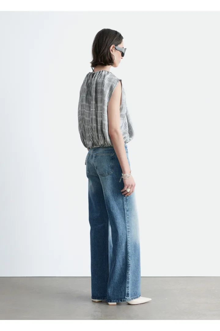 앤아더스토리즈 와이드 레그 진의 블루컬러 ECOMLook입니다.