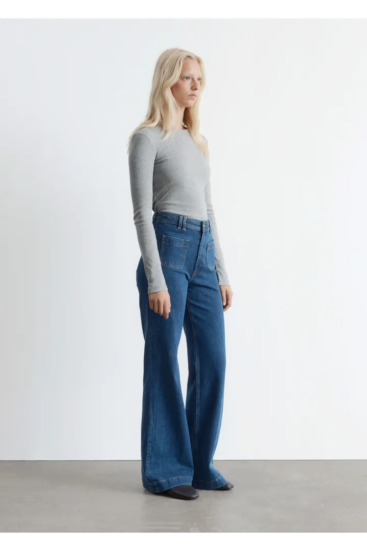 앤아더스토리즈 하이 웨이스트 플레어 진의 블루컬러 ECOMLook입니다.