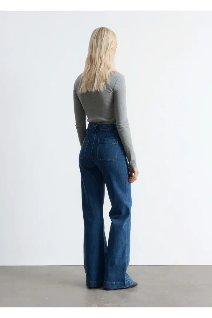 앤아더스토리즈 하이 웨이스트 플레어 진의 블루컬러 ECOMLook입니다.