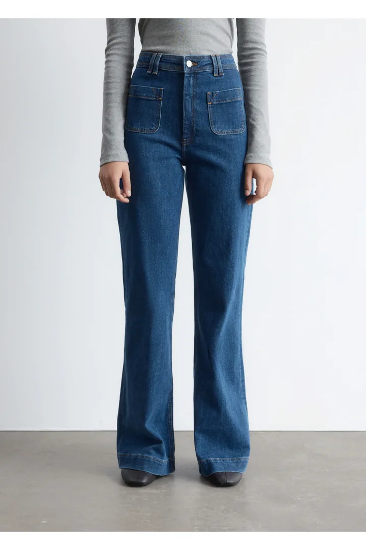 앤아더스토리즈 하이 웨이스트 플레어 진의 블루컬러 ECOMLook입니다.