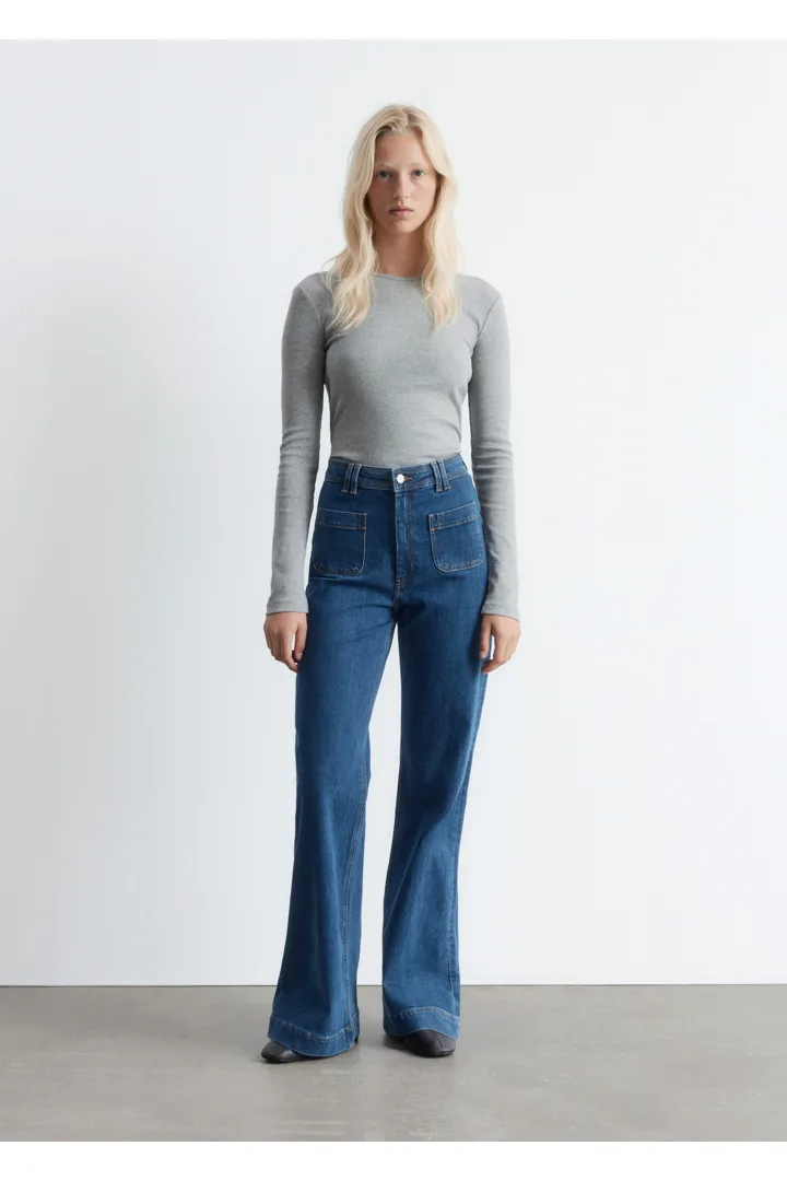 앤아더스토리즈 하이 웨이스트 플레어 진의 블루컬러 ECOMLook입니다.