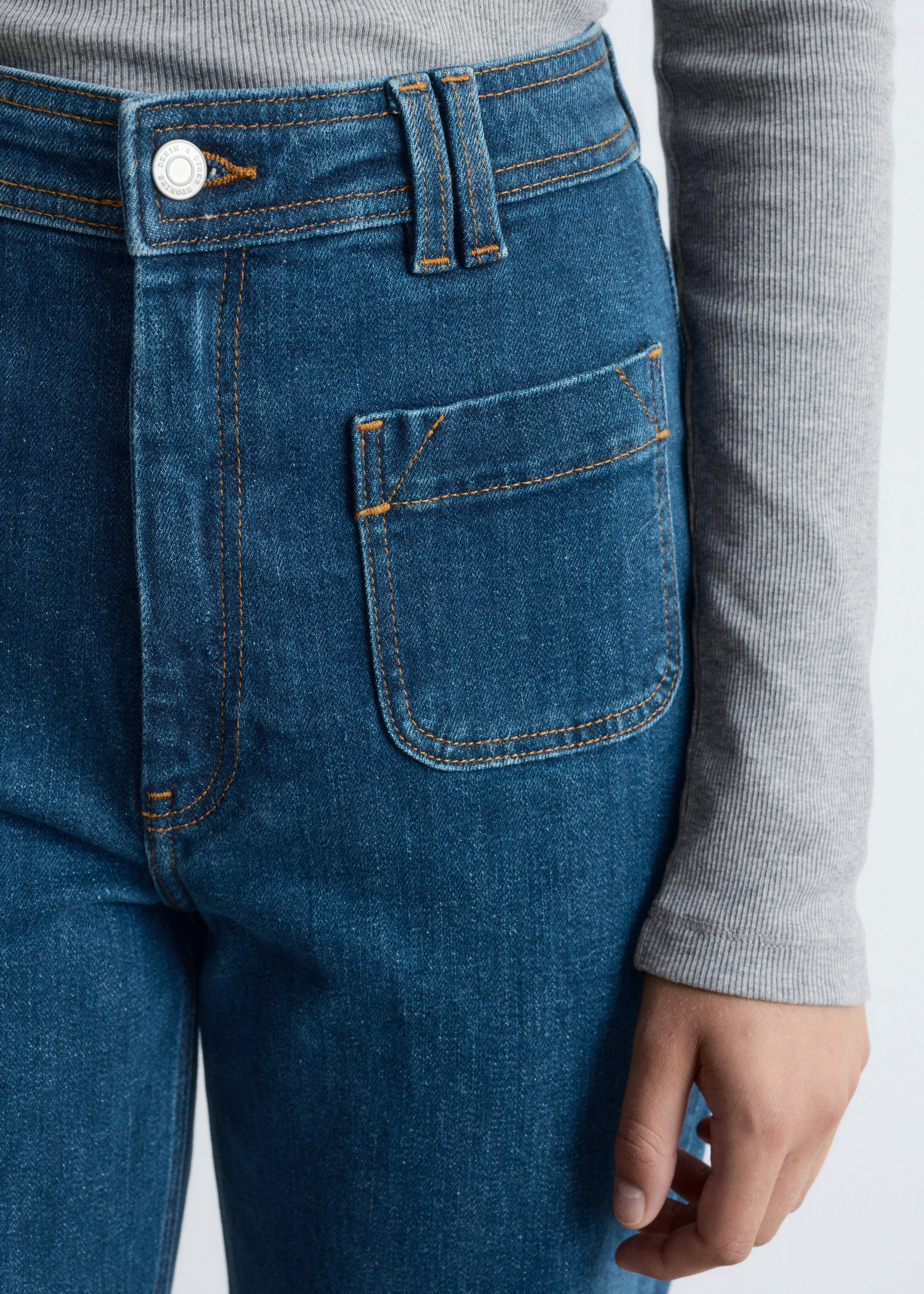 앤아더스토리즈 하이 웨이스트 플레어 진의 블루컬러 ECOMLook입니다.