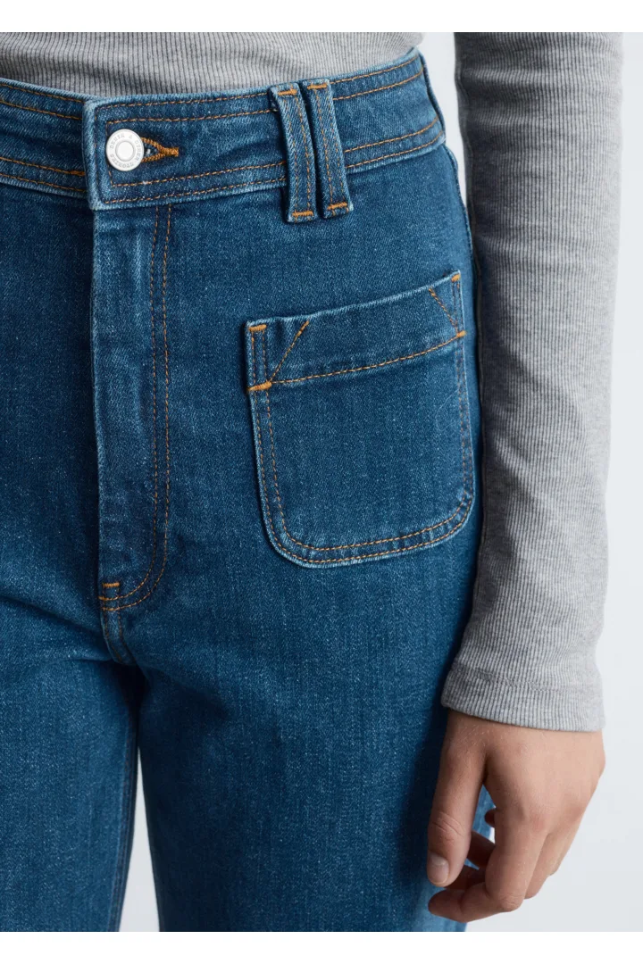 앤아더스토리즈 하이 웨이스트 플레어 진의 블루컬러 ECOMLook입니다.