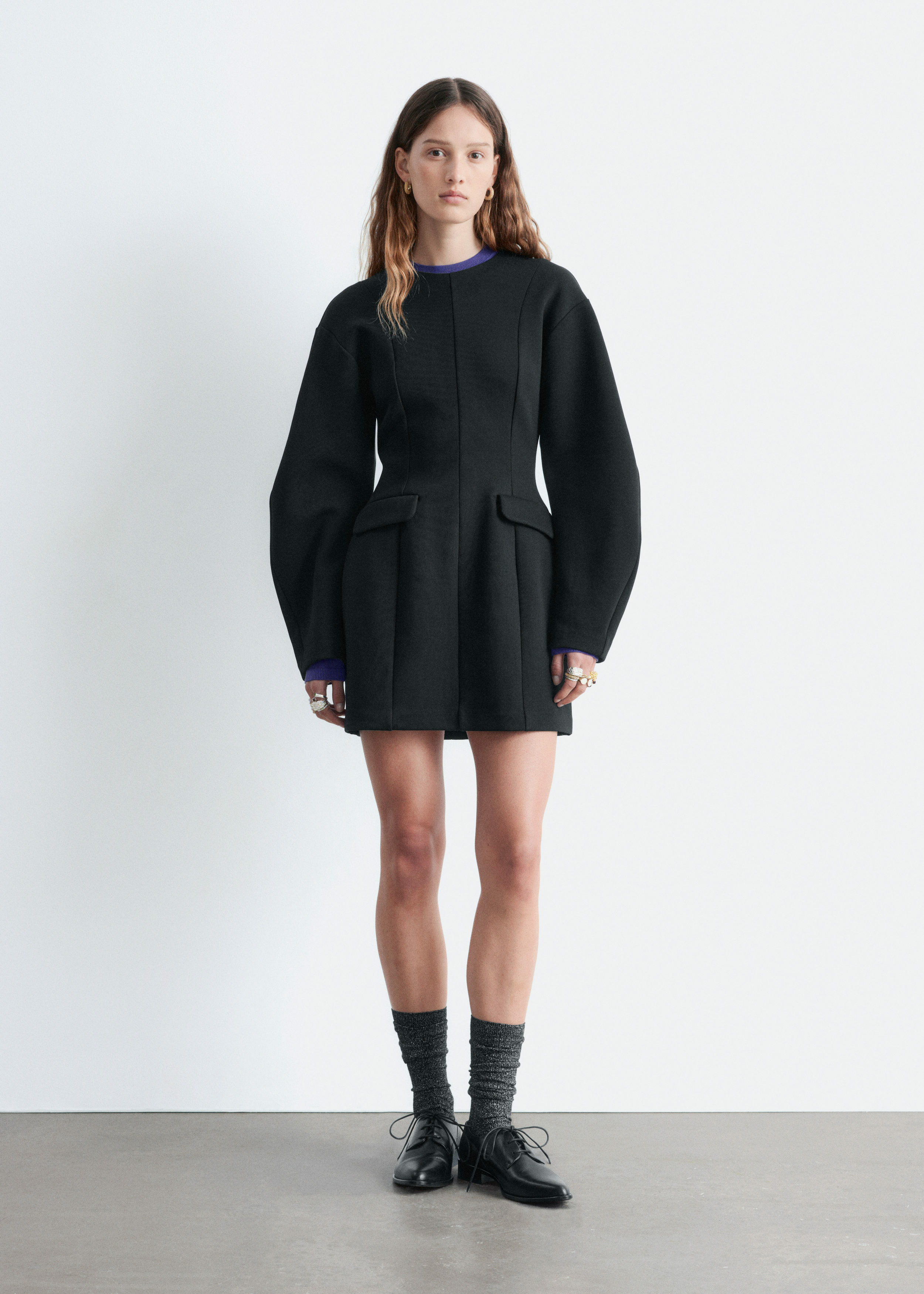 앤아더스토리즈 스컬프트 미니 드레스의 블랙컬러 ECOMLook입니다.