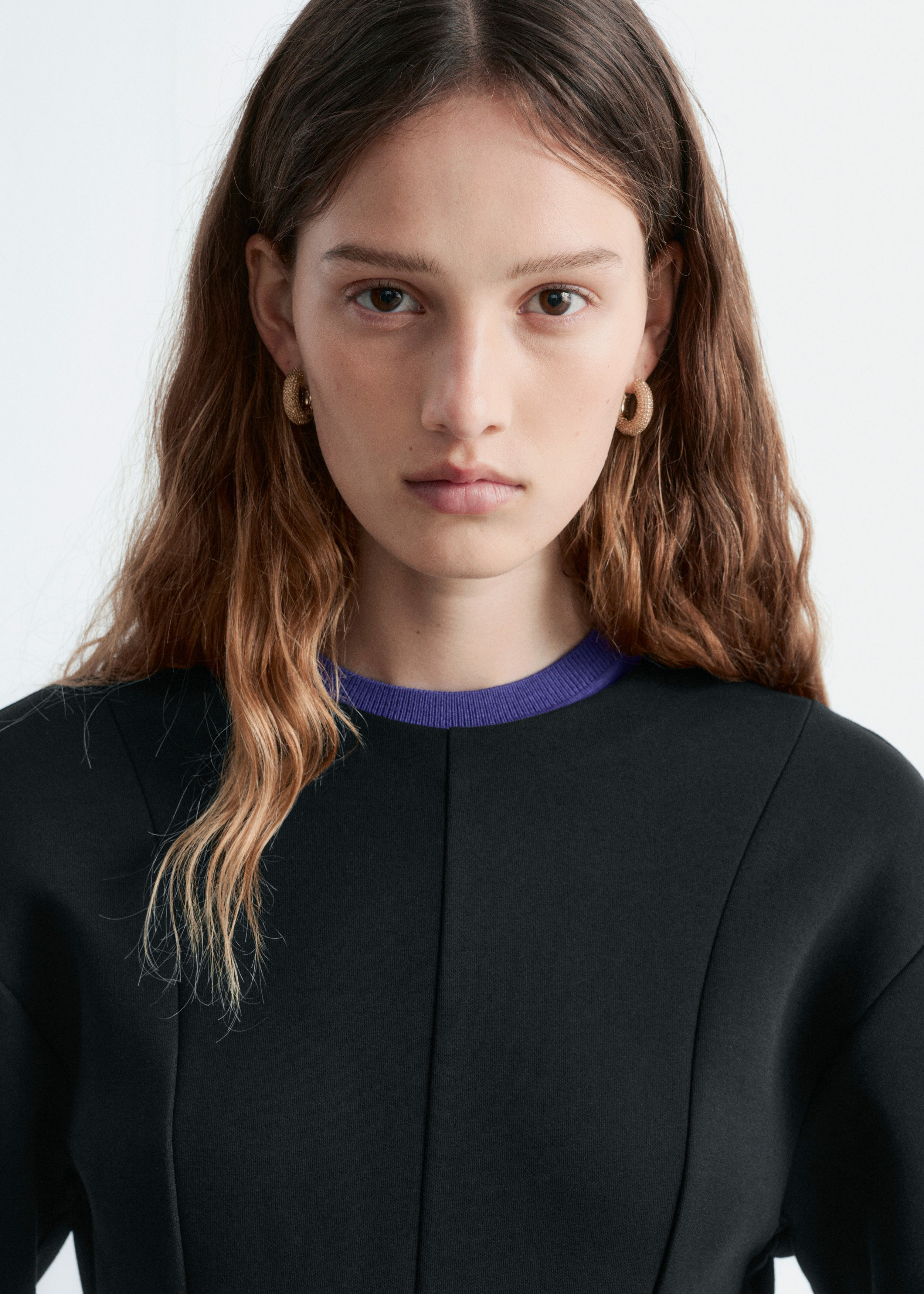 앤아더스토리즈 스컬프트 미니 드레스의 블랙컬러 ECOMLook입니다.