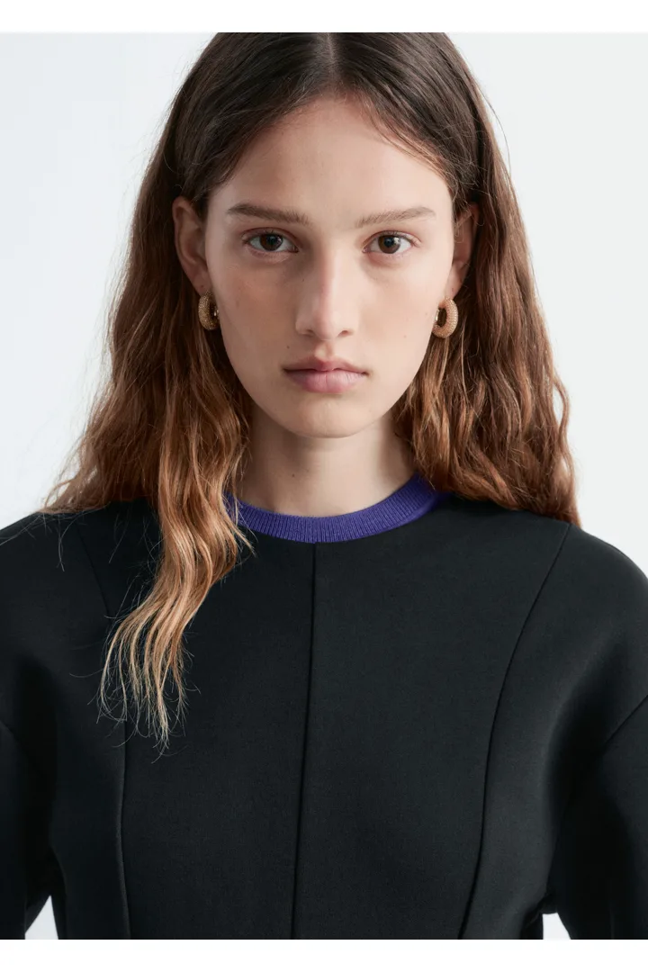 앤아더스토리즈 스컬프트 미니 드레스의 블랙컬러 ECOMLook입니다.