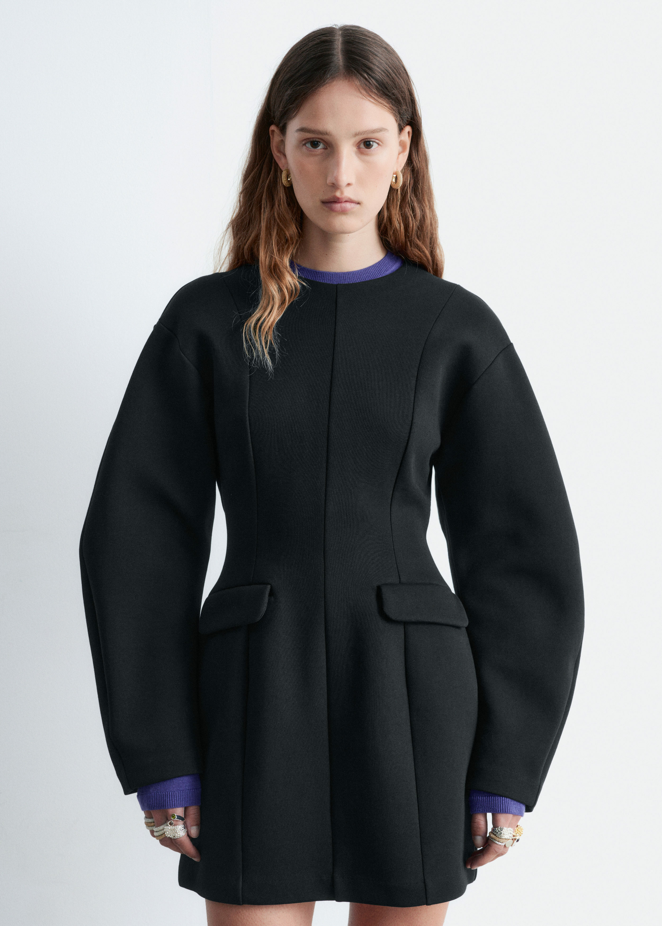 앤아더스토리즈 스컬프트 미니 드레스의 블랙컬러 ECOMLook입니다.