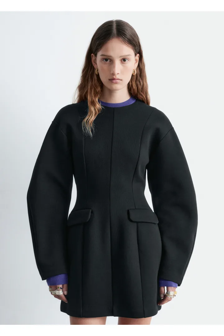 앤아더스토리즈 스컬프트 미니 드레스의 블랙컬러 ECOMLook입니다.