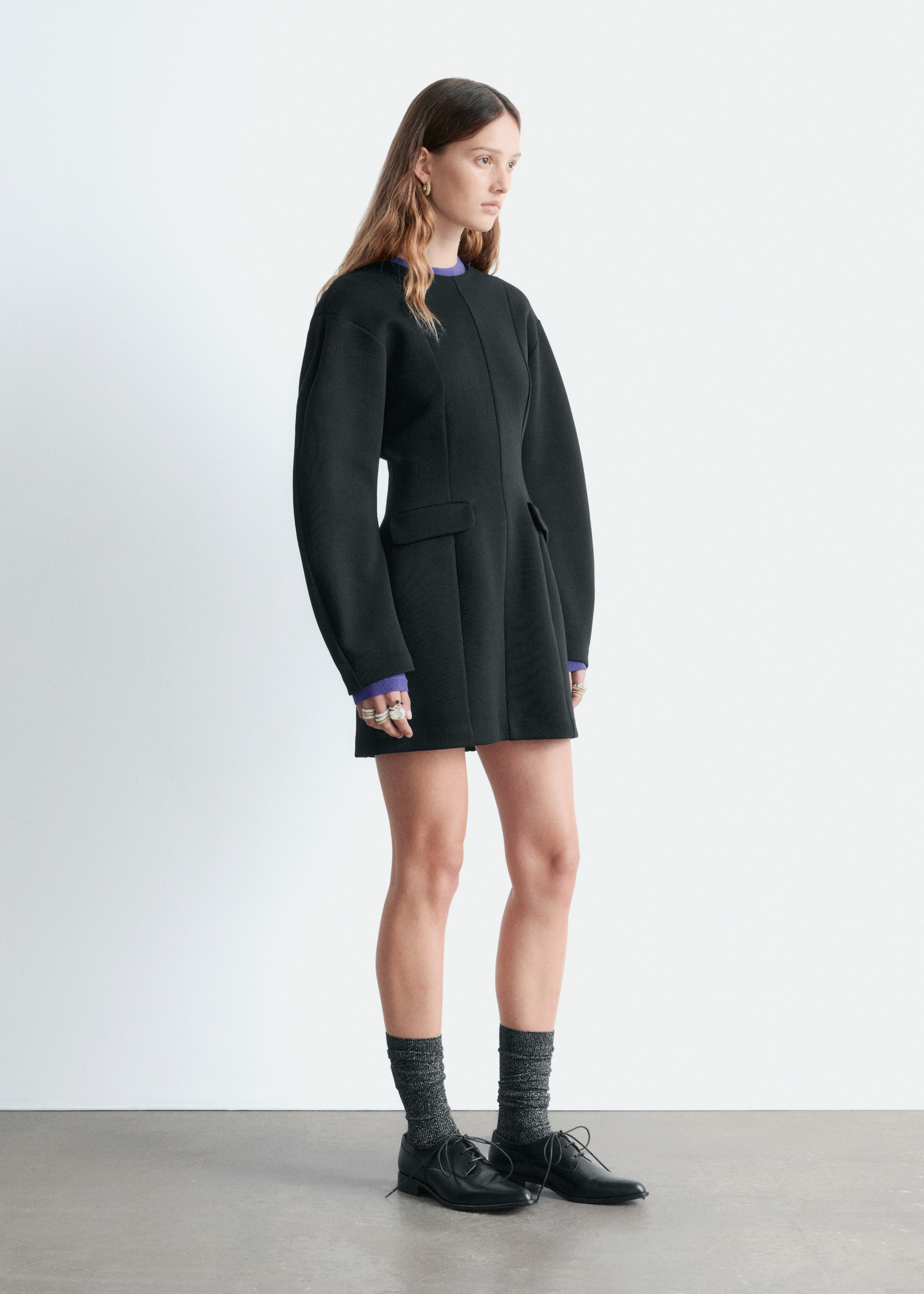 앤아더스토리즈 스컬프트 미니 드레스의 블랙컬러 ECOMLook입니다.