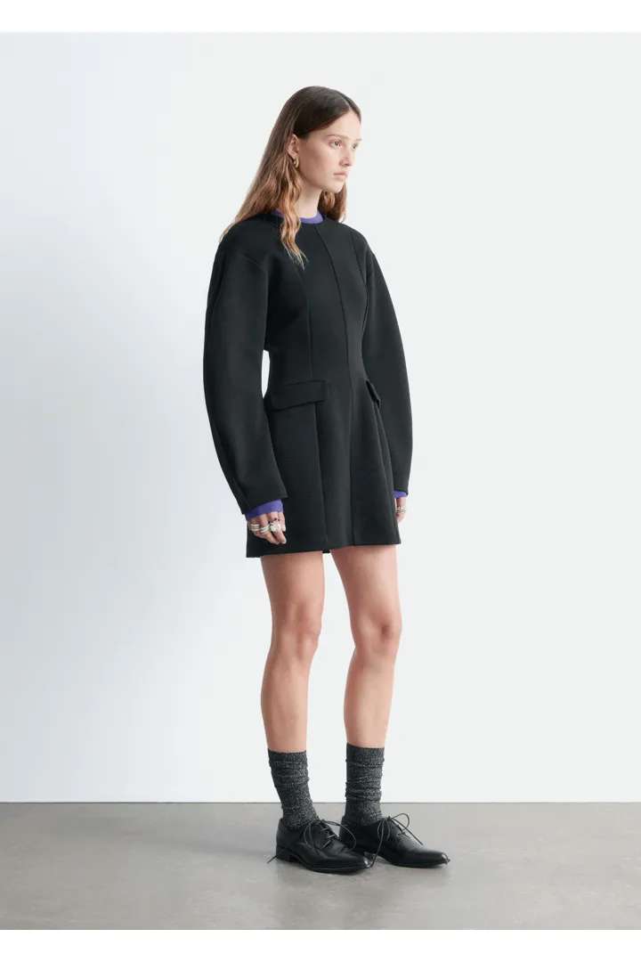 앤아더스토리즈 스컬프트 미니 드레스의 블랙컬러 ECOMLook입니다.