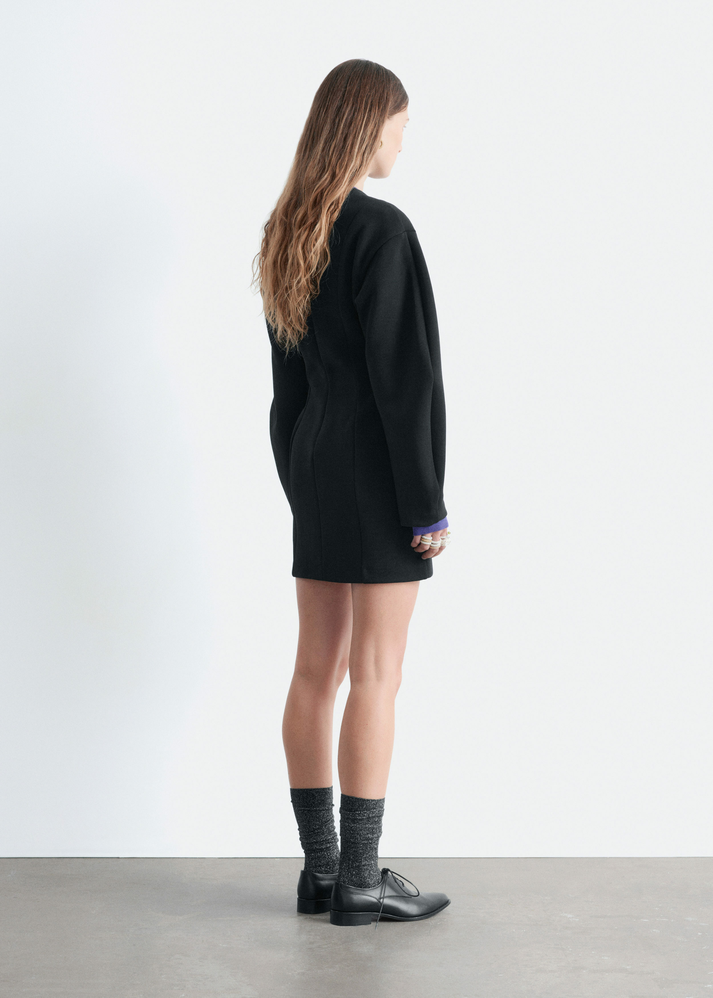 앤아더스토리즈 스컬프트 미니 드레스의 블랙컬러 ECOMLook입니다.