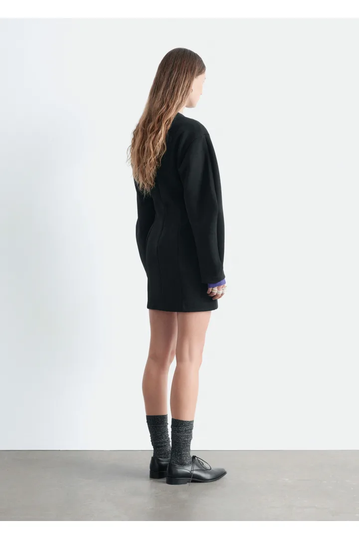 앤아더스토리즈 스컬프트 미니 드레스의 블랙컬러 ECOMLook입니다.