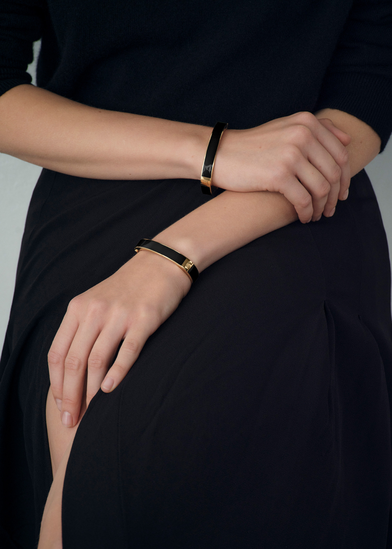 TOTEME 시그니처 브레이슬릿 블랙의 블랙컬러 1번쨰 이미지입니다.