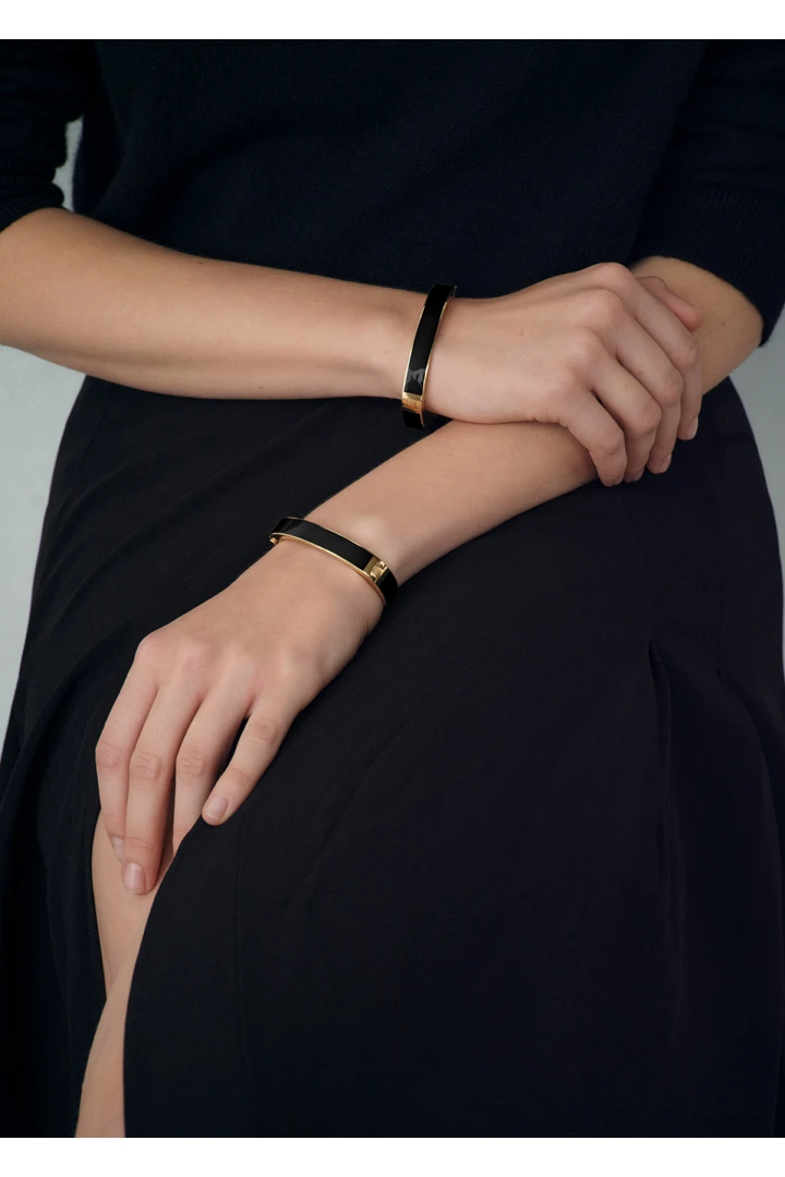 TOTEME 시그니처 브레이슬릿 블랙의 블랙컬러 1번쨰 이미지입니다.