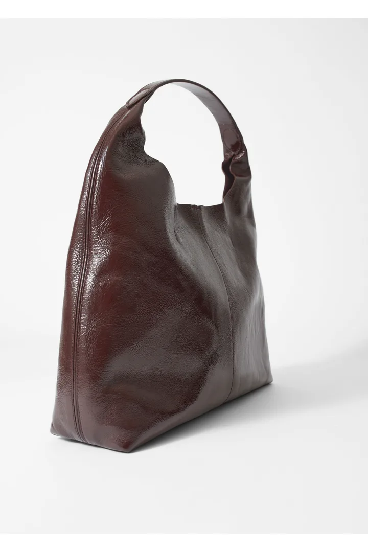 앤아더스토리즈 라지 페이펀트 레더 토트 백의 버건디컬러 Product입니다.