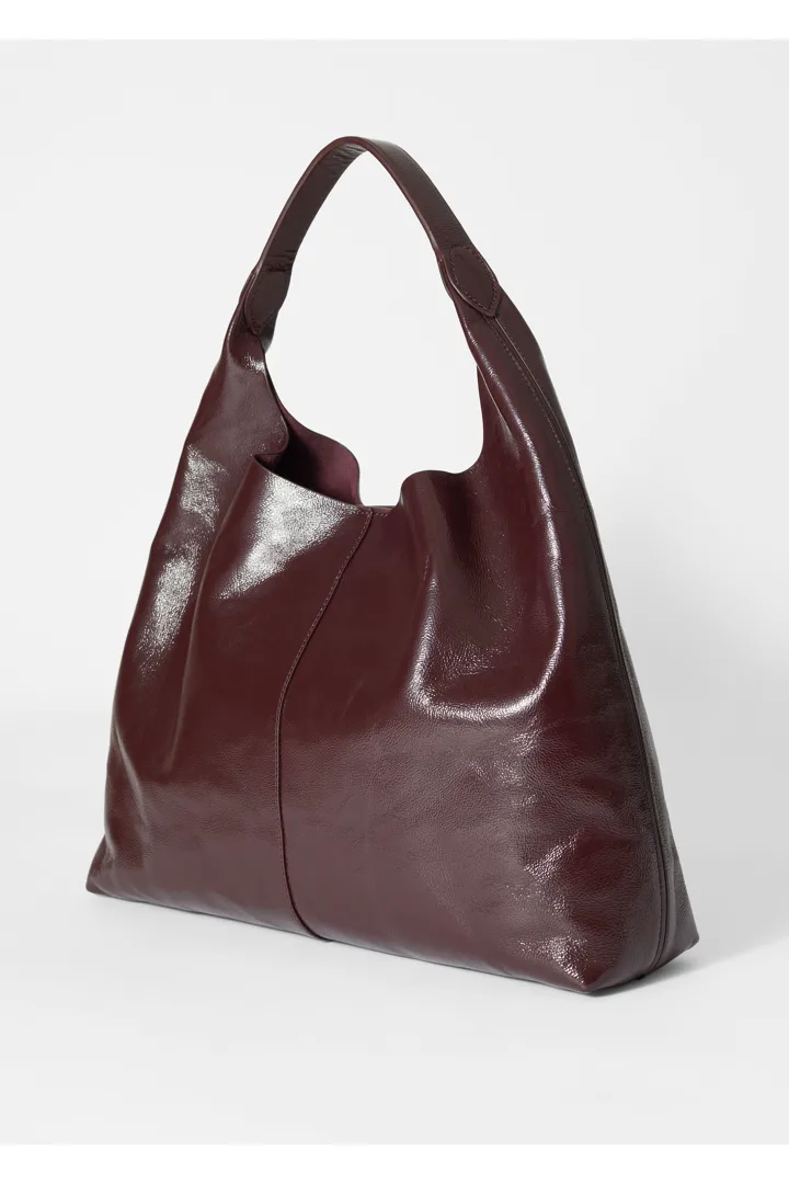 앤아더스토리즈 라지 페이펀트 레더 토트 백의 버건디컬러 Product입니다.