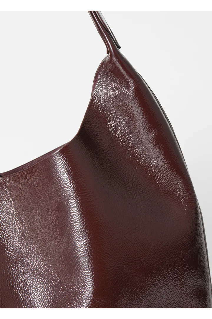 앤아더스토리즈 라지 페이펀트 레더 토트 백의 버건디컬러 Detail입니다.