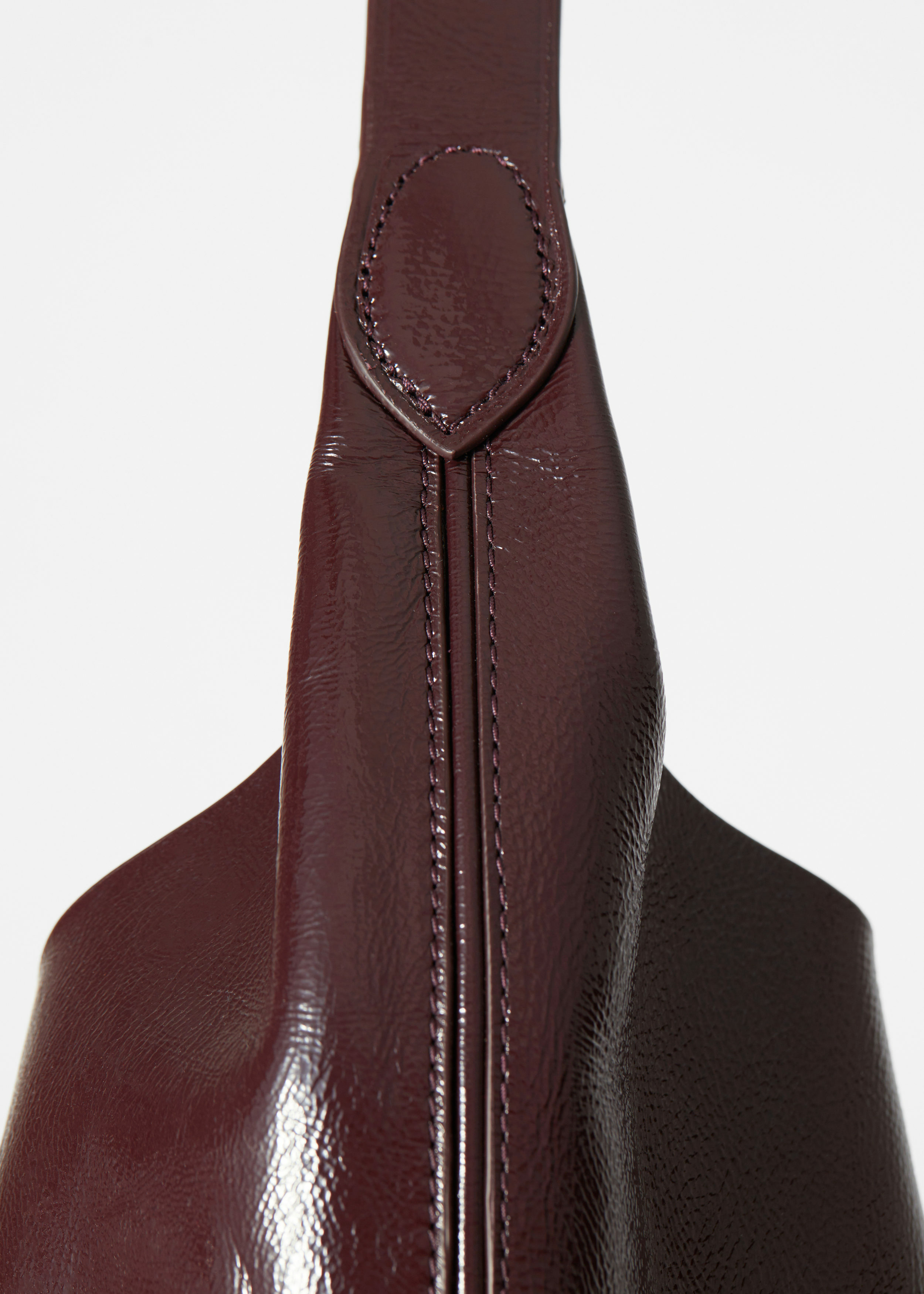 앤아더스토리즈 라지 페이펀트 레더 토트 백의 버건디컬러 Detail입니다.