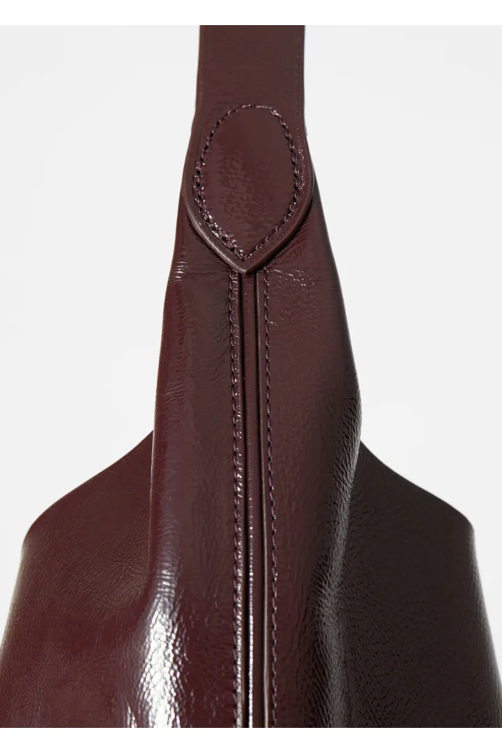 앤아더스토리즈 라지 페이펀트 레더 토트 백의 버건디컬러 Detail입니다.