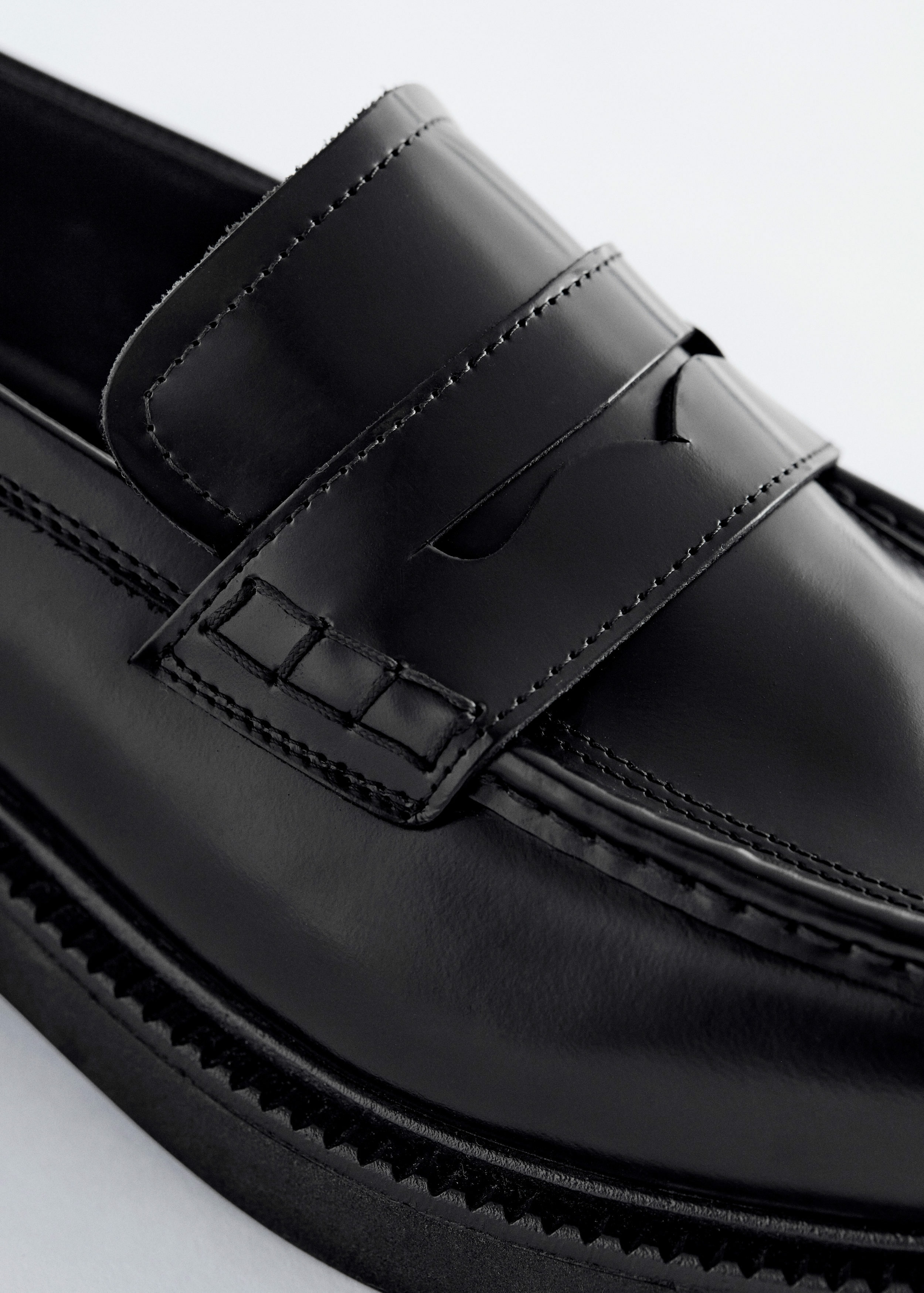 앤아더스토리즈 청키 로퍼의 블랙컬러 Detail입니다.