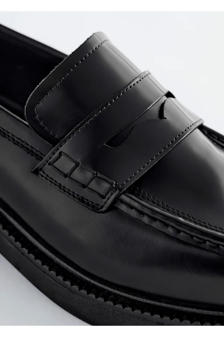 앤아더스토리즈 청키 로퍼의 블랙컬러 Detail입니다.