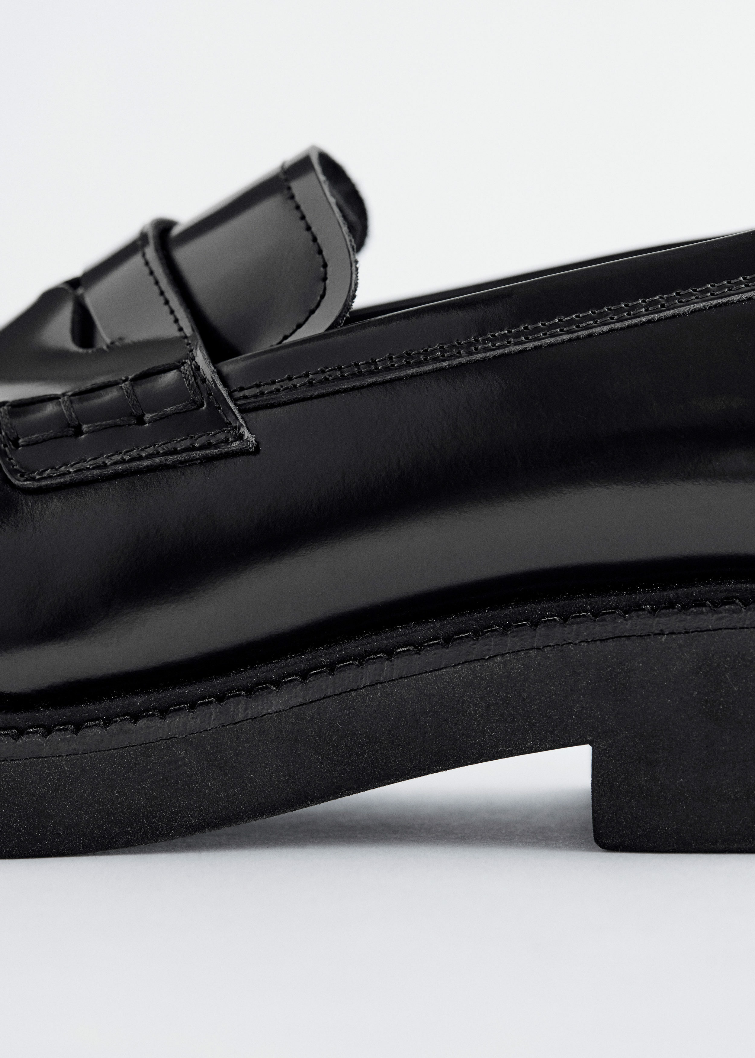 앤아더스토리즈 청키 로퍼의 블랙컬러 Detail입니다.