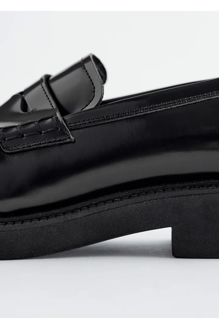 앤아더스토리즈 청키 로퍼의 블랙컬러 Detail입니다.