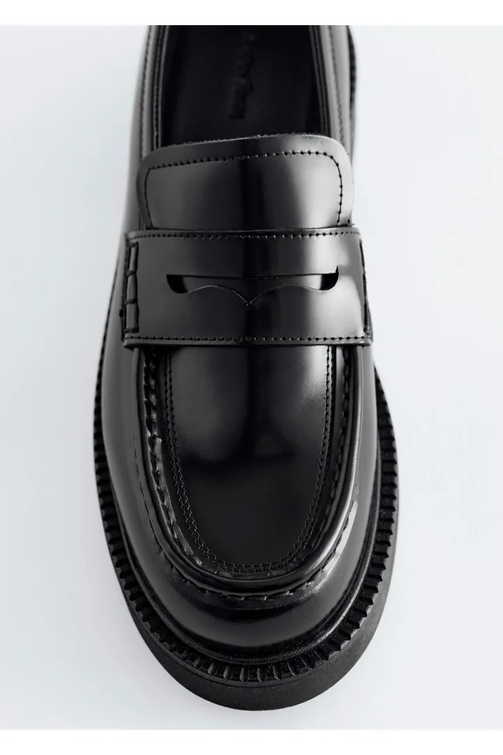 앤아더스토리즈 청키 로퍼의 블랙컬러 Detail입니다.