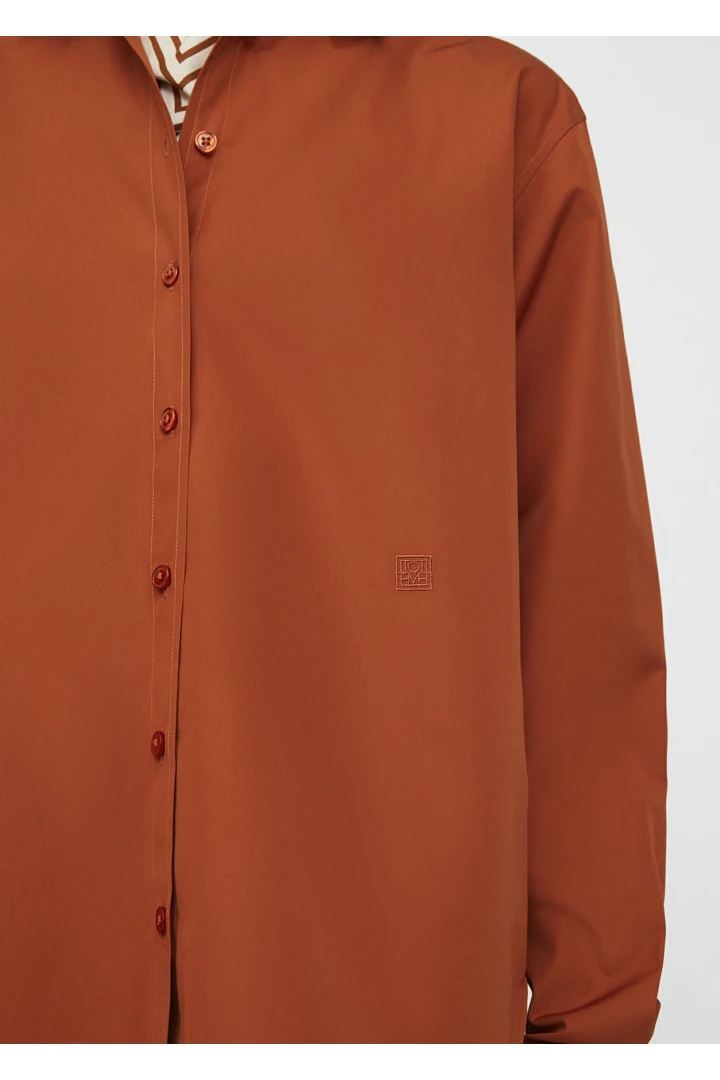 TOTEME 시그니처 코튼 셔츠 블러디 메리의 블러디 메리컬러 3번쨰 이미지입니다.