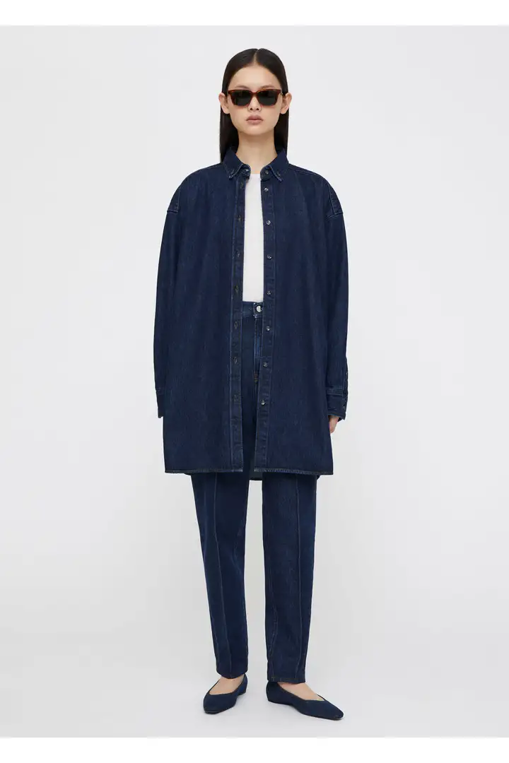 TOTEME 롱 데님 셔츠의 다크 인디고컬러 0번쨰 이미지입니다.