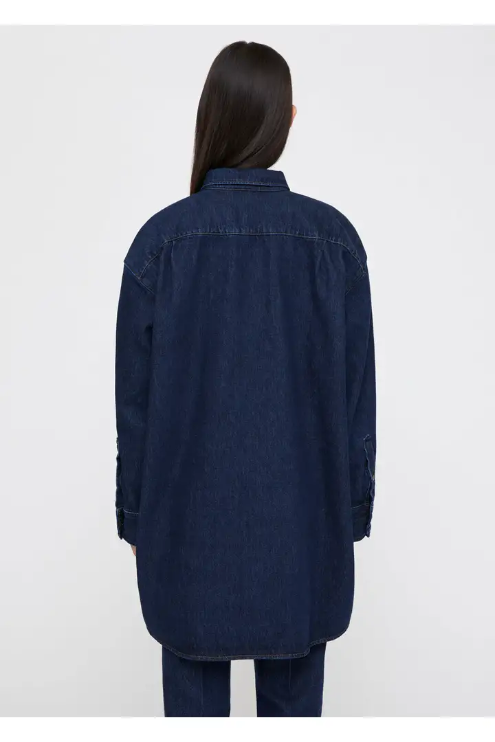 TOTEME 롱 데님 셔츠의 다크 인디고컬러 2번쨰 이미지입니다.