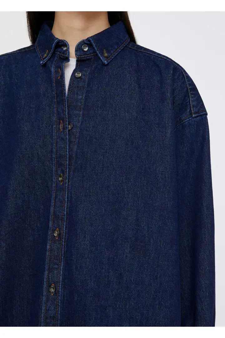 TOTEME 롱 데님 셔츠의 다크 인디고컬러 3번쨰 이미지입니다.