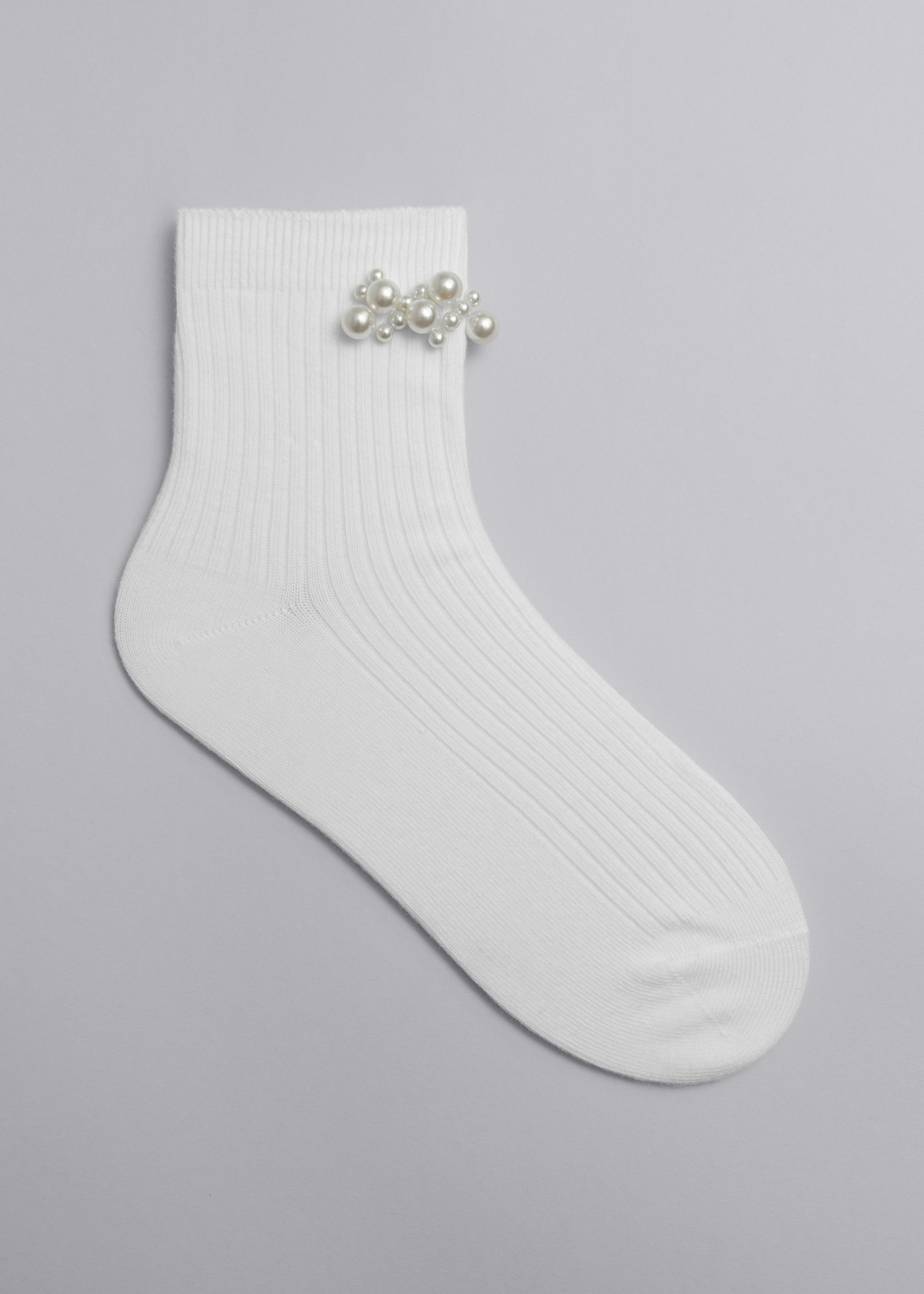 앤아더스토리즈 진주 앵클 삭스의 화이트컬러 Product입니다.