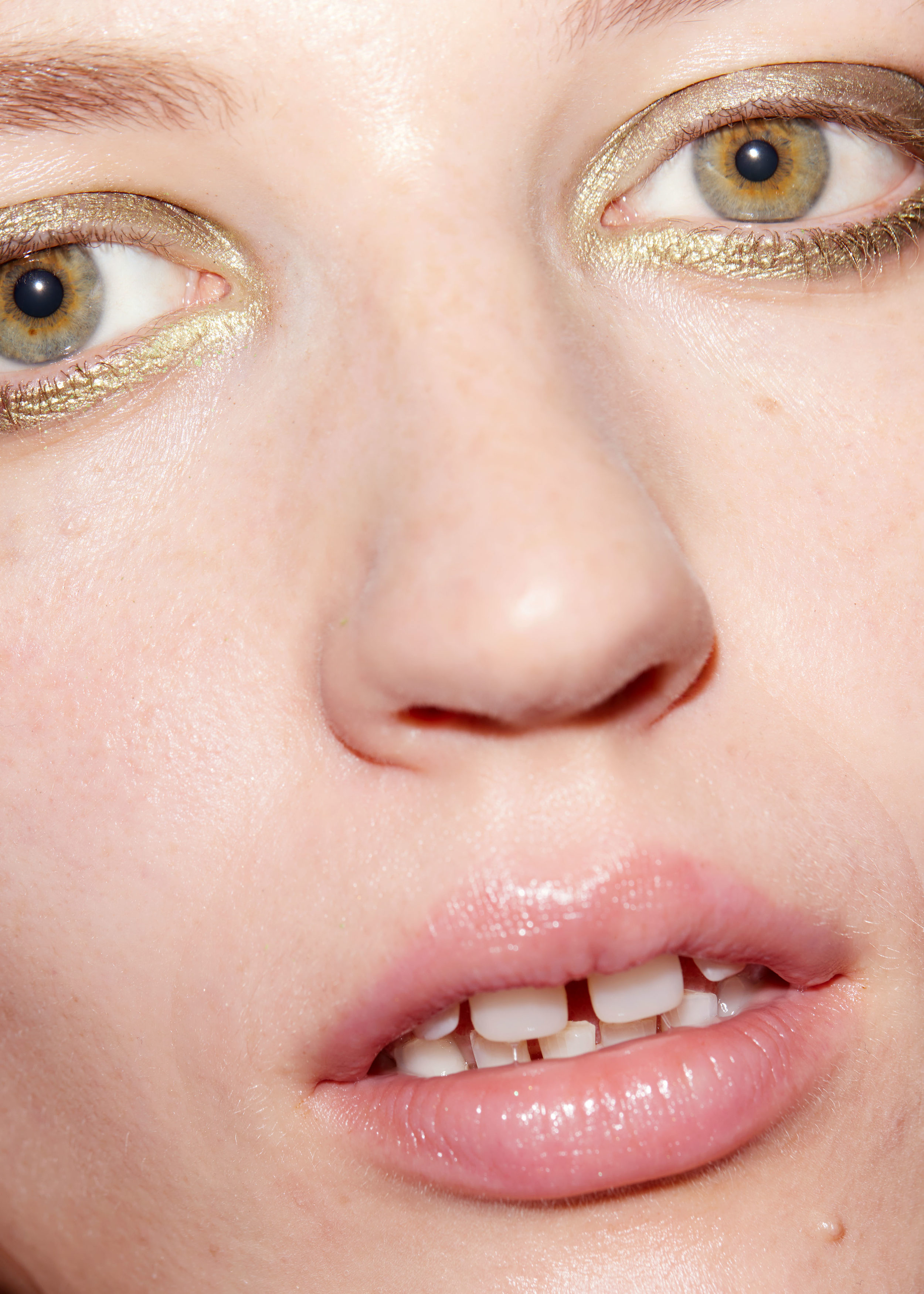 앤아더스토리즈 립 글로스의 펨 플레어컬러 ECOMLook입니다.