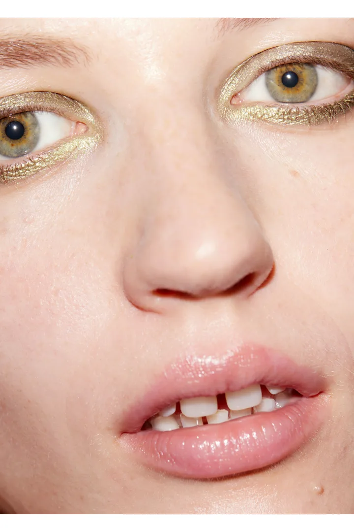 앤아더스토리즈 립 글로스의 펨 플레어컬러 ECOMLook입니다.