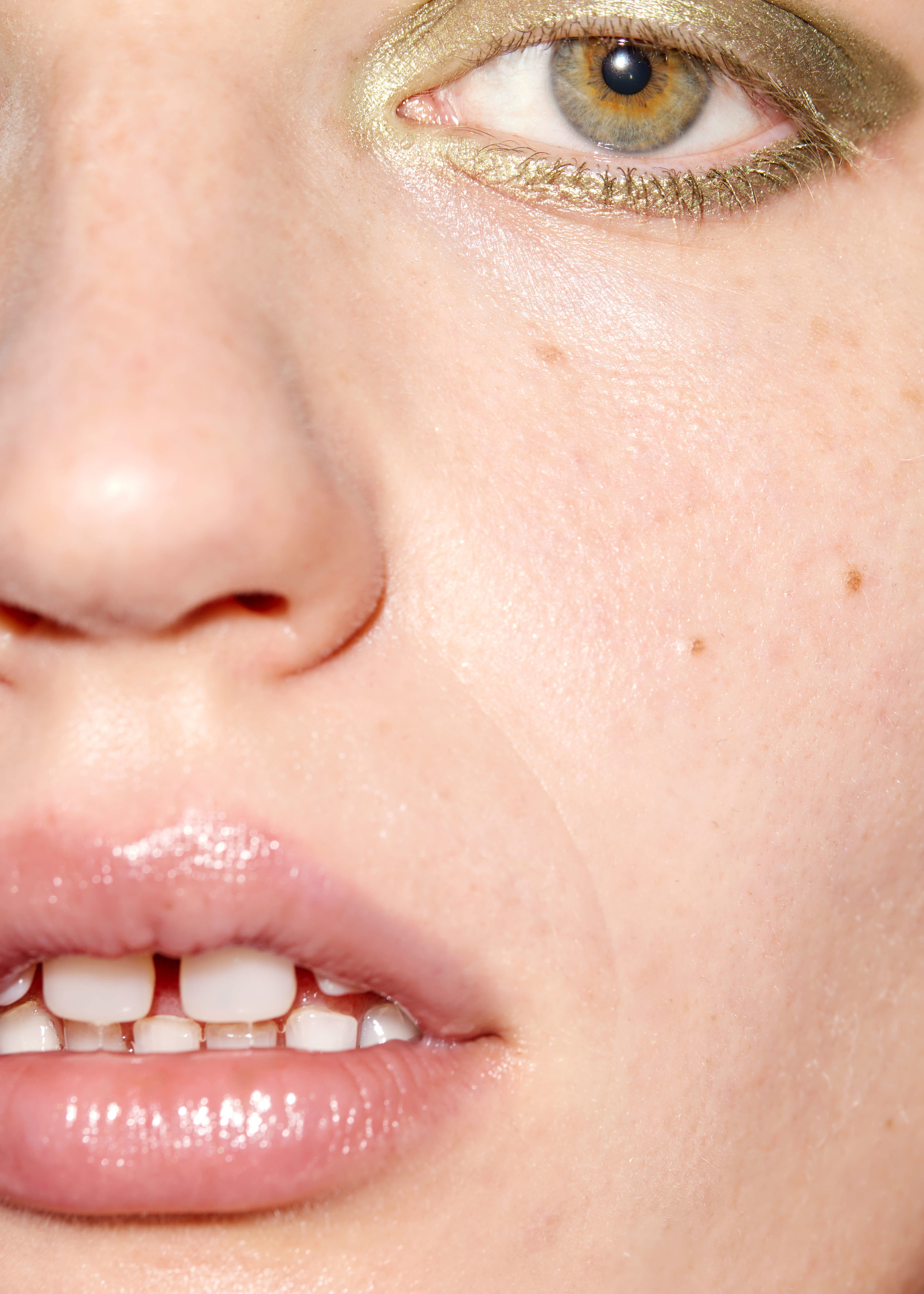 앤아더스토리즈 립 글로스의 허쉬 플러쉬컬러 ECOMLook입니다.