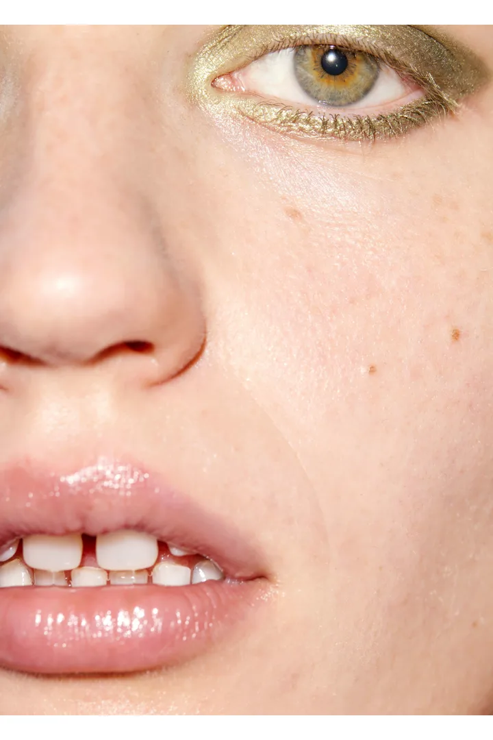 앤아더스토리즈 립 글로스의 허쉬 플러쉬컬러 ECOMLook입니다.