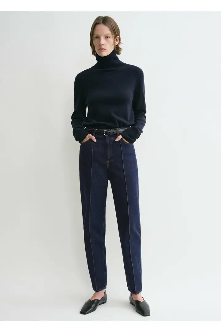 TOTEME 테이퍼드 레그 데님 다크 인디고의 다크 인디고컬러 0번쨰 이미지입니다.